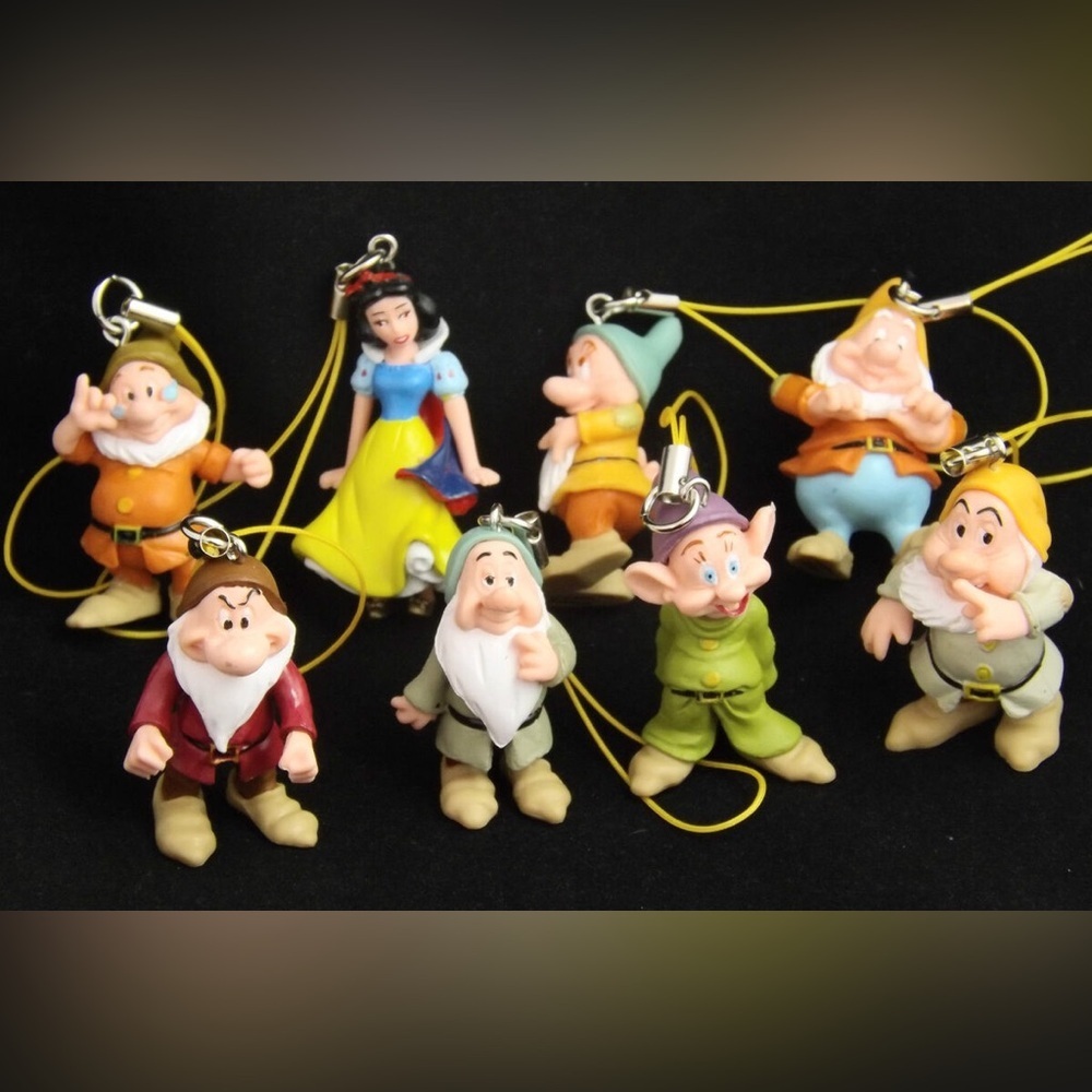 COMPLET collection of 8 Disneys Snow White 7 Dwarfs 3D charms